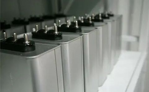 哪些因素影響電力電容器的容量？