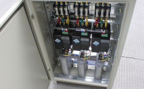 如何快速識別電容器組中有故障的低壓電容器？